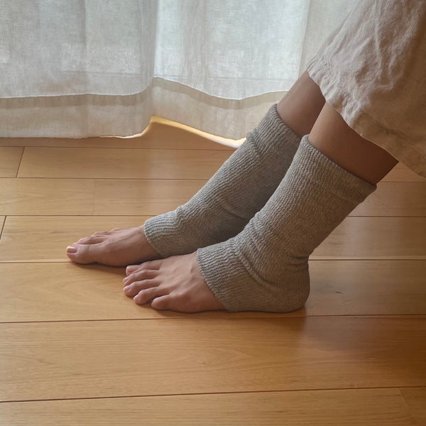 【 寒暖差の大きい 季節の変わり目に 】絹とコットンのやわらか　レッグウォーマー(ショート丈）