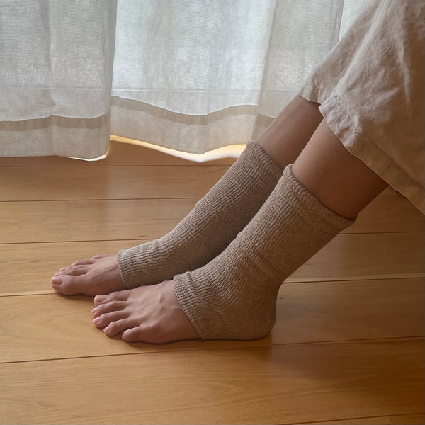 【 寒暖差の大きい 季節の変わり目に 】絹とコットンのやわらか　レッグウォーマー(ショート丈）